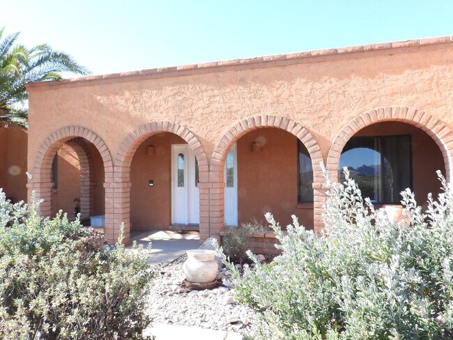 Building Photo - 3 Bedroom 2 bath with 2 car garage FOOTHIL...