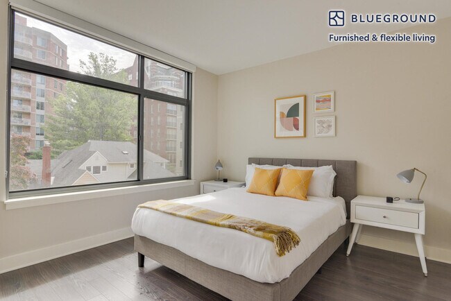 Foto del edificio - 4901 Montgomery Ln
