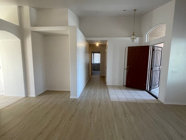 Foto del edificio - Adelanto Home-3 Bedrooms,2 Bathrooms, Laminate Floors, Indoor Laundry Room, Large Back Yard