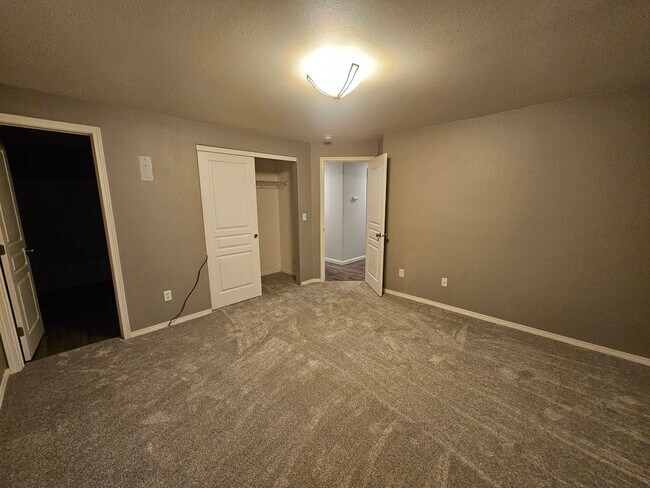 Building Photo - 3 Bedroom Home