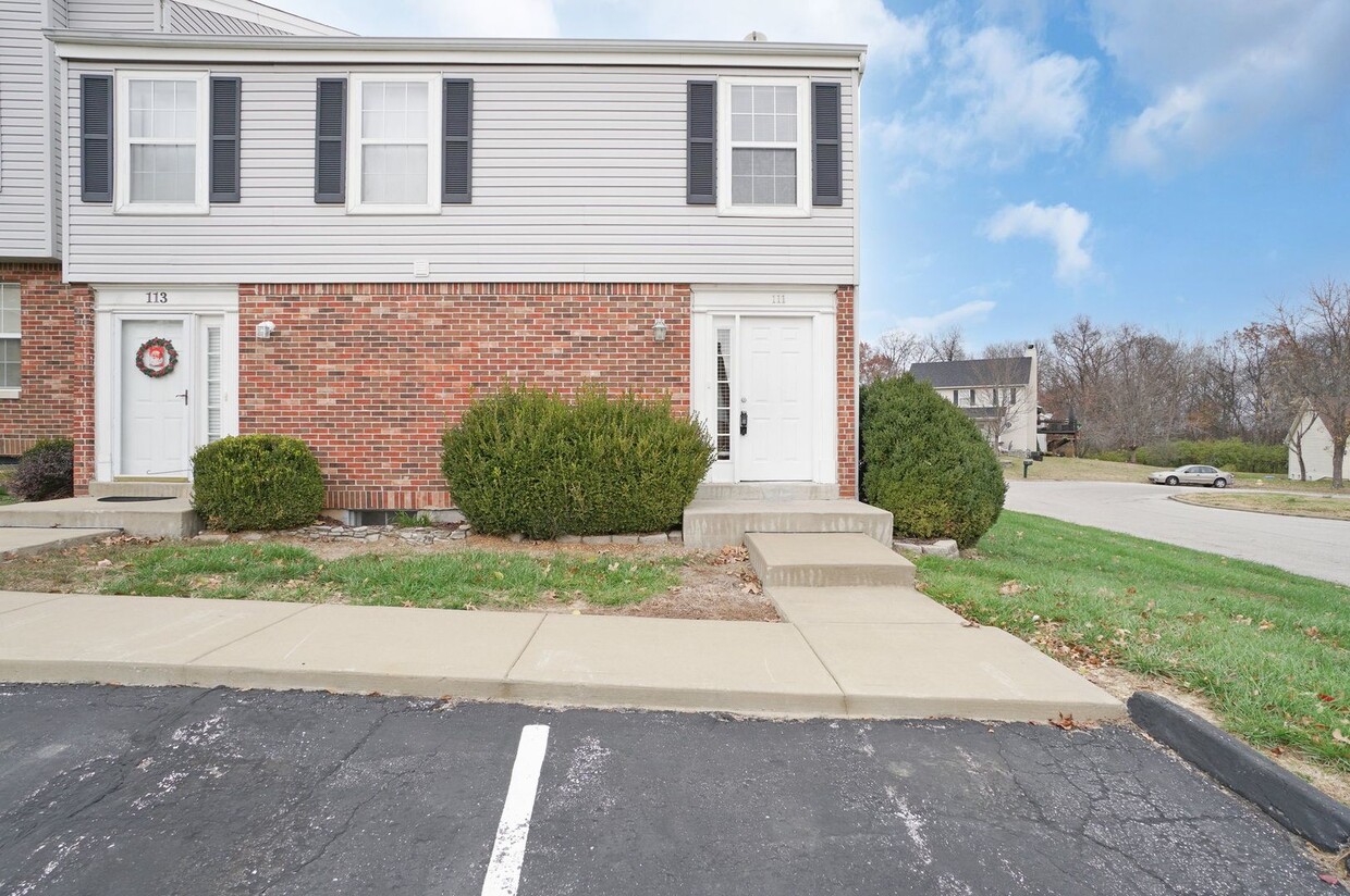 Foto principal - 2-Bed, 2.5-Bath Townhome in Lake Saint Louis!