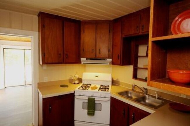 Foto del edificio - FOUR bedroom in Prime Location!