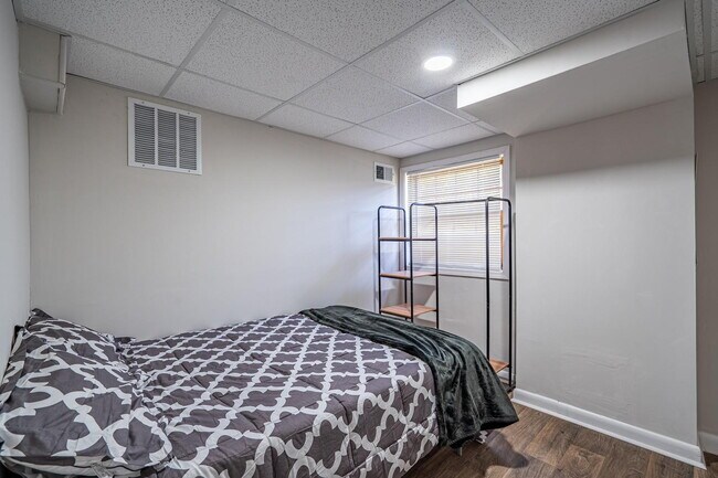 Building Photo - Large Forest Haven Home with large yard and deck, a 2 min drive to transit stop Upper Riverdale R...