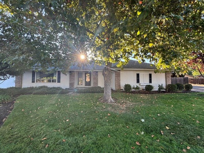 Building Photo - Corner Lot, RV Parking in North Medford!!