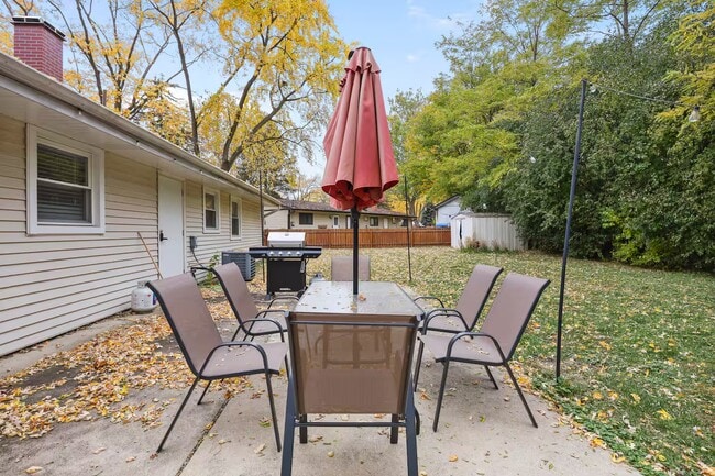 Outdoor patio table set with umbrella, grill and fire pit. Fenced backyard. - 1002 Juniper Ln