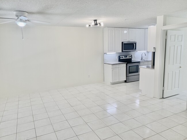 Building Photo - 826 Wiggins Pass Rd