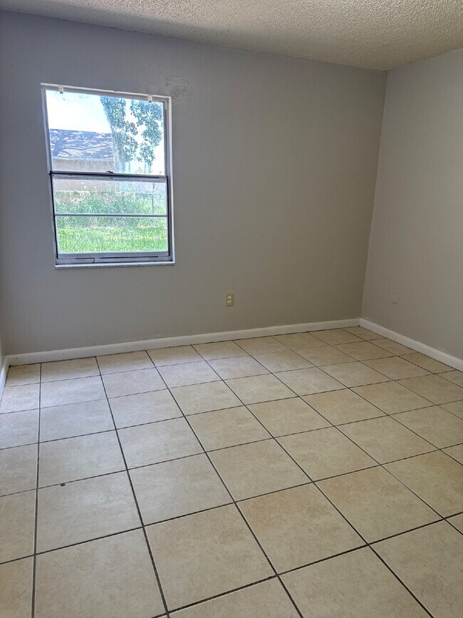 Foto del edificio - 2 bedroom 1 bath unit available for immedi...