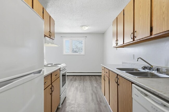 Building Photo - Evergreen Manor