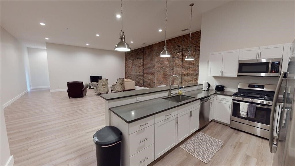 Foto principal - 155 W Main St