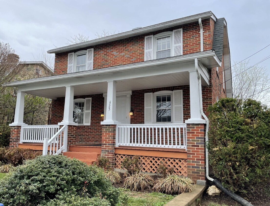 Foto principal - "Charming 3-Bed Home with 1.5 Baths in Fro...