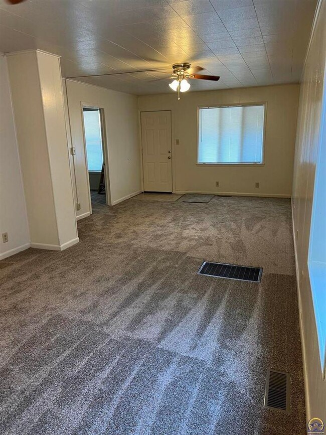 Foto del edificio - **Available Immediately** 4 bedroom / 1 bath home located near Washburn University