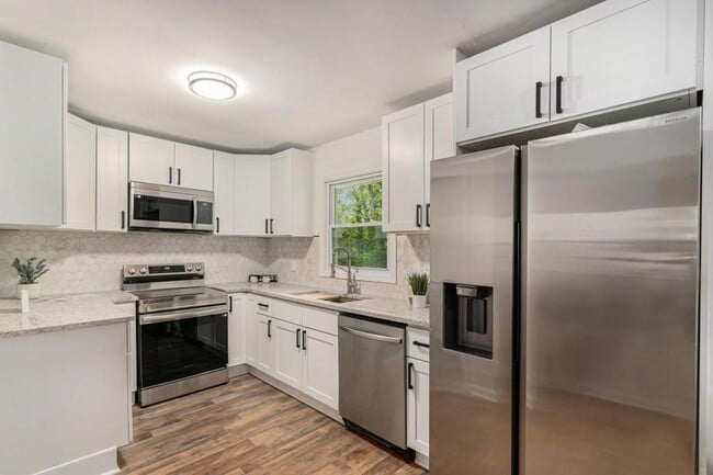 Photo - Beautiful Four Bedroom Home minutes from the Airport