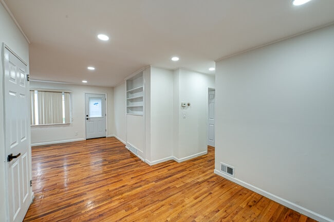 Foto del edificio - 10 Gerhard Rd