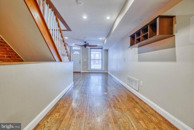 Building Photo - 1348 Andre St