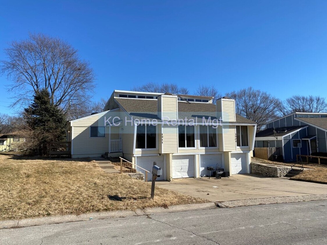 Primary Photo - Beautiful 3 bedroom duplex for rent in KCMO!