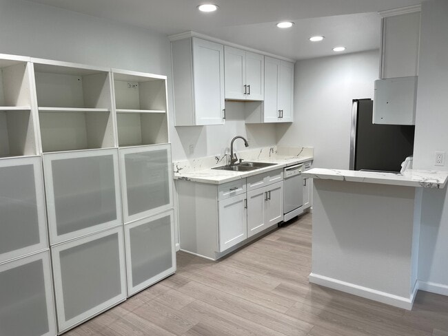 Building Photo - 576 N Bellflower Blvd
