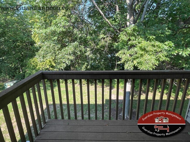 Building Photo - End Unit Town Home, All New Carpet, Balcon...