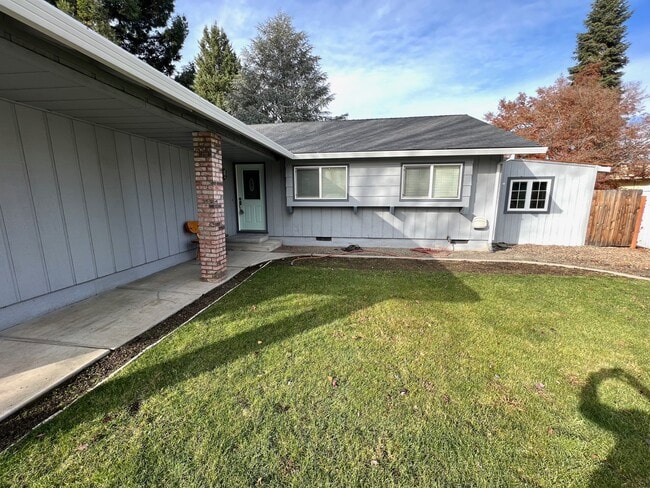 Foto del edificio - 734 Hemlock Ct