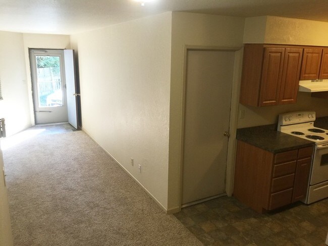 Foto del edificio - 3 bedroom 1.5 bath w/ attached one car garage