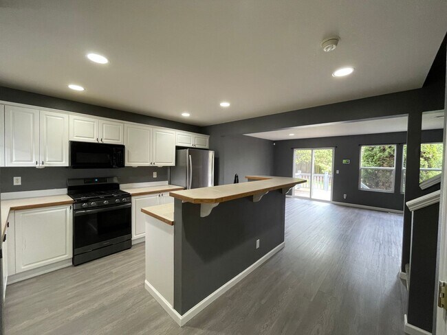 Building Photo - Exclusive Summerwind Town Home Community