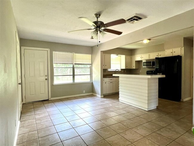 Building Photo - 5767 Flamingo Dr