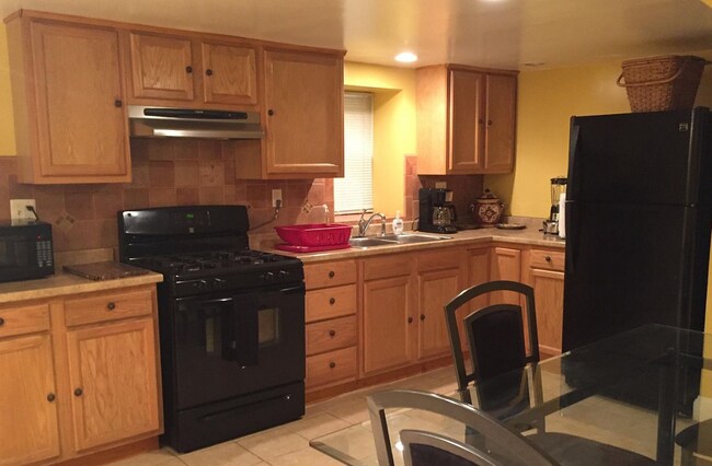 Cocina grande - 2625 N Calvert St