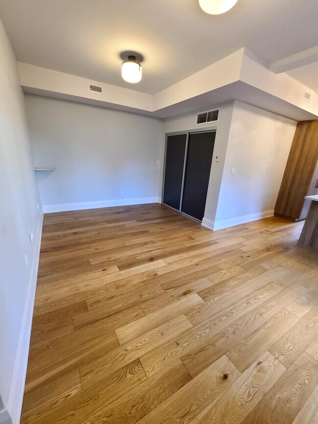 Photo du bâtiment - 2-Bed 1-Bath - Fresh & Modern Ground Floor ApT