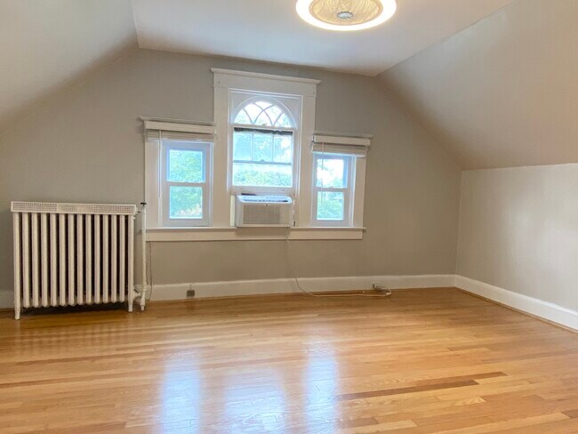 Building Photo - 706 Brookwood Rd