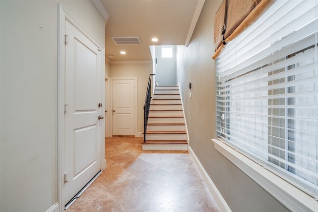 Building Photo - 2915 Pease St