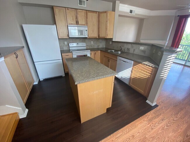 Foto del edificio - Lovely 3 BED/2 Bath End Unit Condo - Avail...