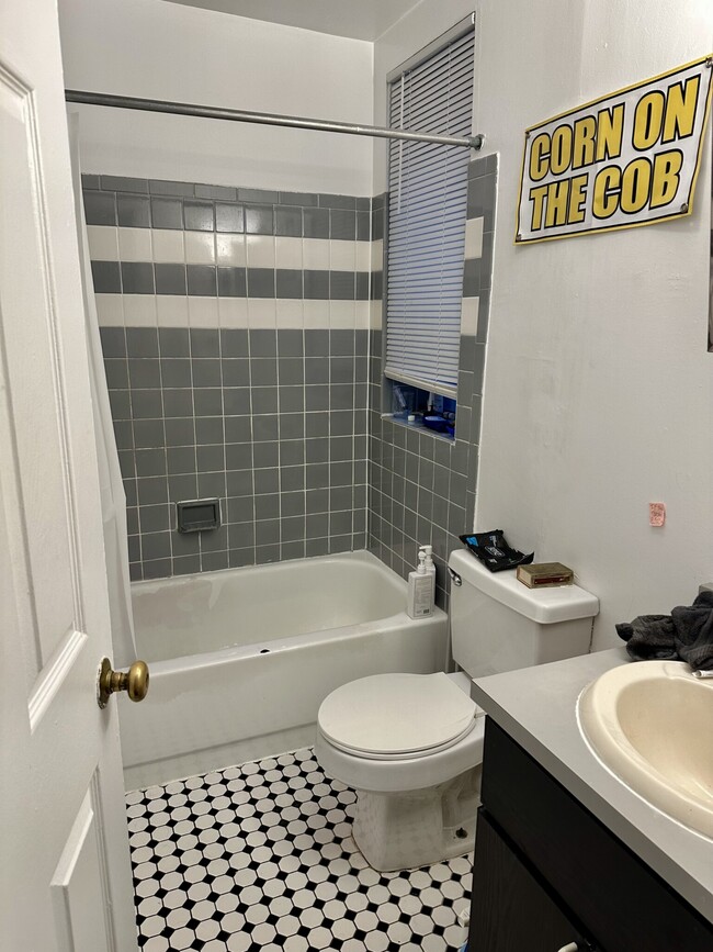 Building Photo - 829-833 Beacon Unit 1E