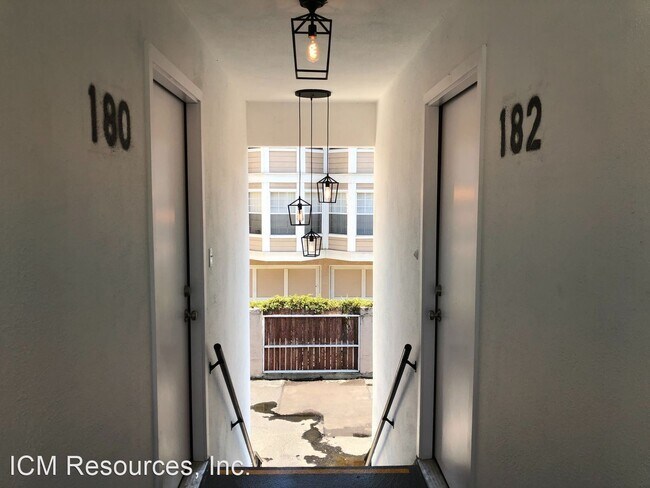 Building Photo - 180-188 N Oak Knoll Ave