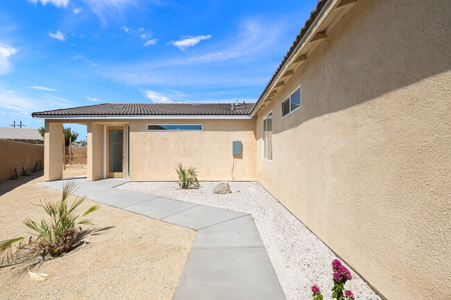 Building Photo - 44429 Avenida Hanna