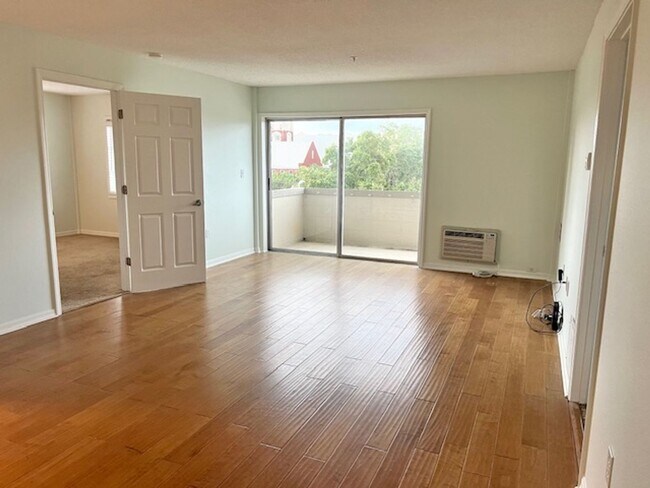 Photo - Hyde Park Towers Apartment