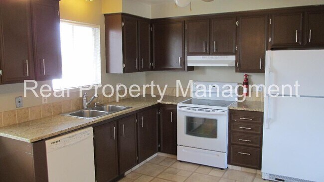 Foto del edificio - This 5 Bed, 2 Bathroom House is available ...