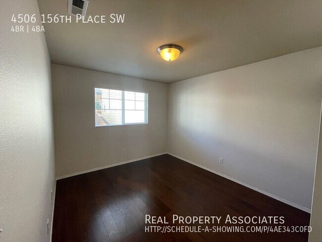 Building Photo - Pet Friendly, Spacious 4 bed, 3.5 bath