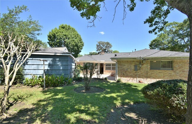 Foto del edificio - 6011 Arboles Dr