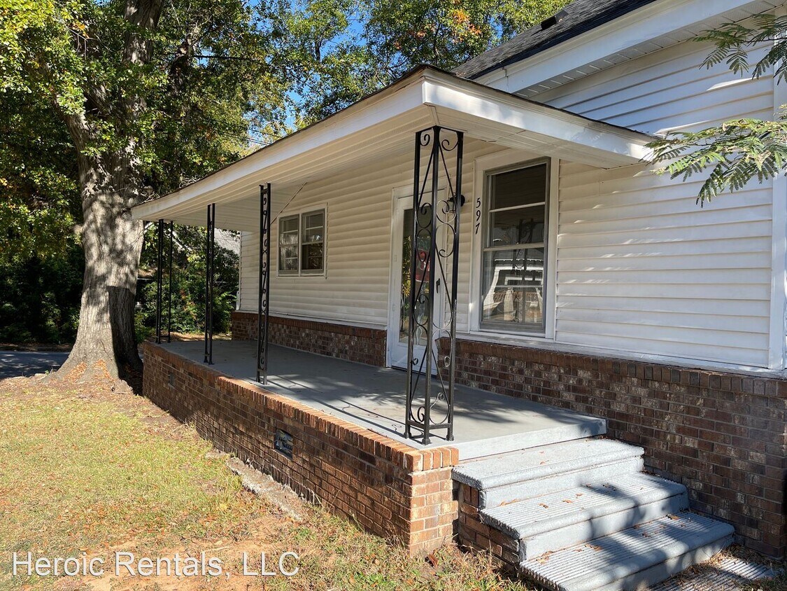 Foto principal - 2 br, 1.5 bath House - 597 North Forest St...