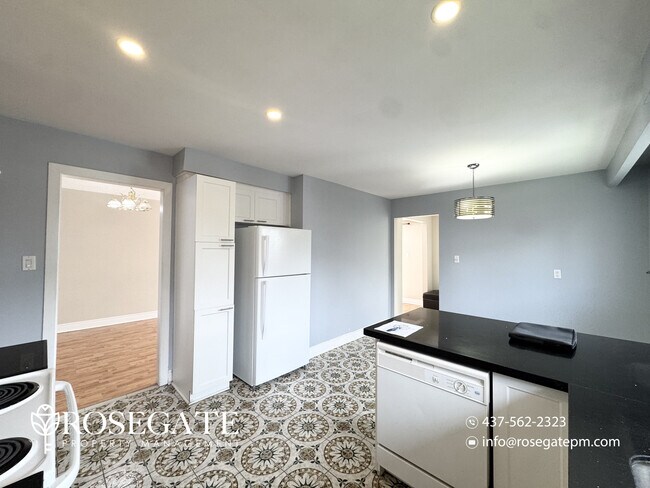 Photo du bâtiment - Spacious 3-Bedroom Main Level Apartment with Private Balcony – Brampton