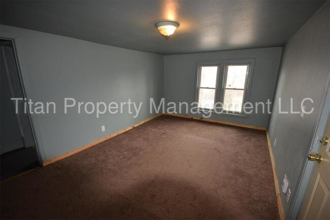 Building Photo - Pet Friendly 2 Bedroom Heat & Water Inc.