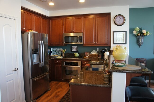 Building Photo - Spacious Town Home With View