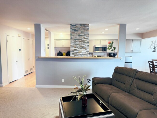 Foto del edificio - Bright & Beautiful 4-bed, 2-bath Home in S...