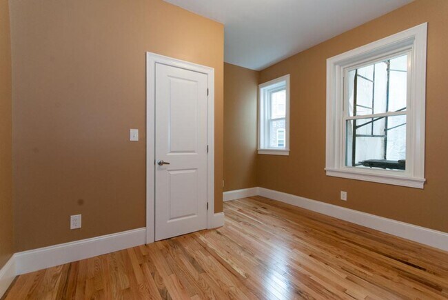 Building Photo - Renovated 5 Bed 2 Bath | Prime Location | ...