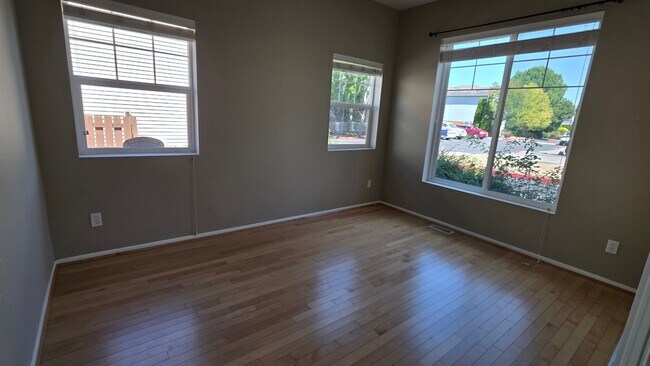 Building Photo - Kent The Parks HOA Community  3 bed, 2.5 bath rental home. Available NOW!