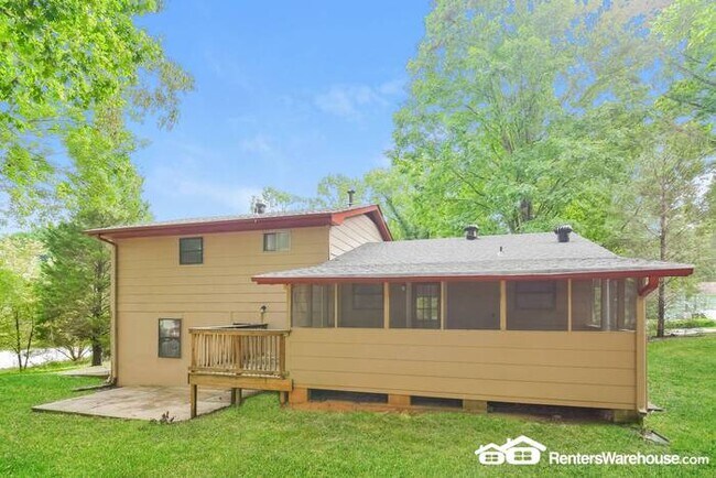 Foto del edificio - Split level home on large corner lot in a ...