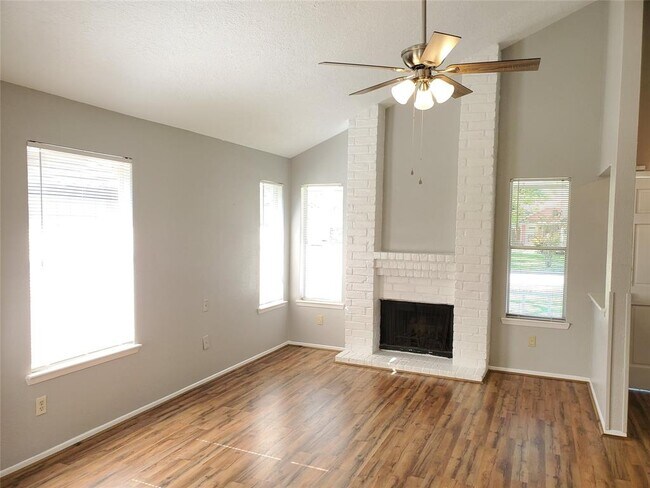 Foto del edificio - 3130 Forestbrook Dr