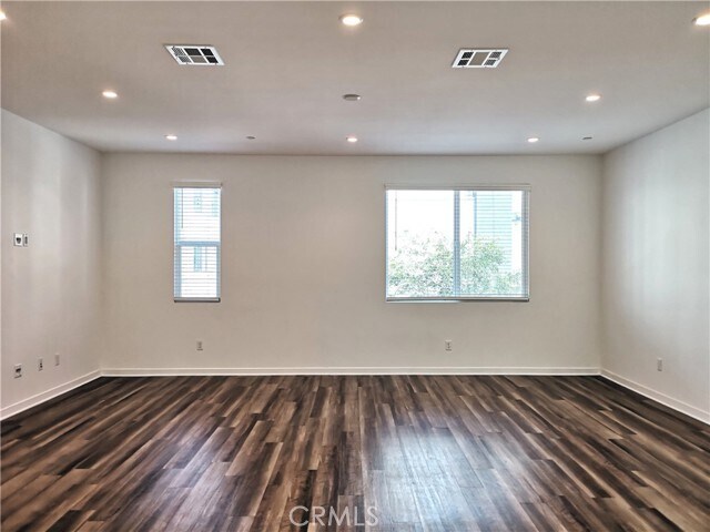 Building Photo - 105 Schick
