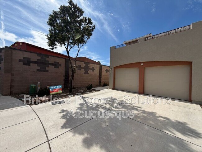 Foto del edificio - 7420 Tangerine Ct NE