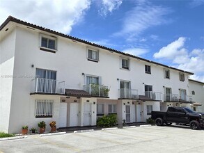 Building Photo - 900 SW 104th Ct