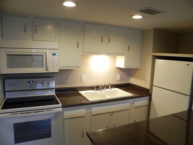 Building Photo - Move in Ready! Great Downtown location!